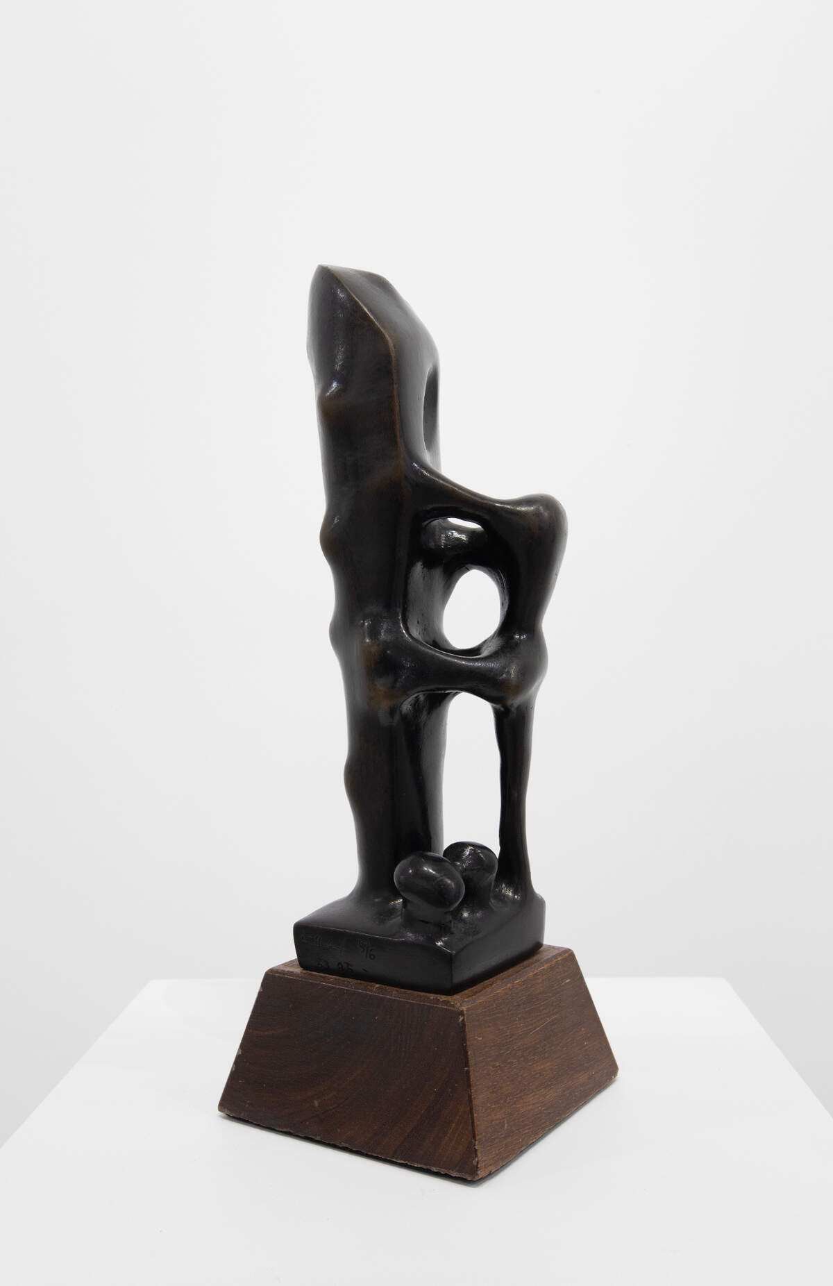 ‘Totem’, 1983-1985, de Agustín Cárdenas. Bronce, 12.9 x 4.5 x 4.5 pulgadas. Edición 5/6.