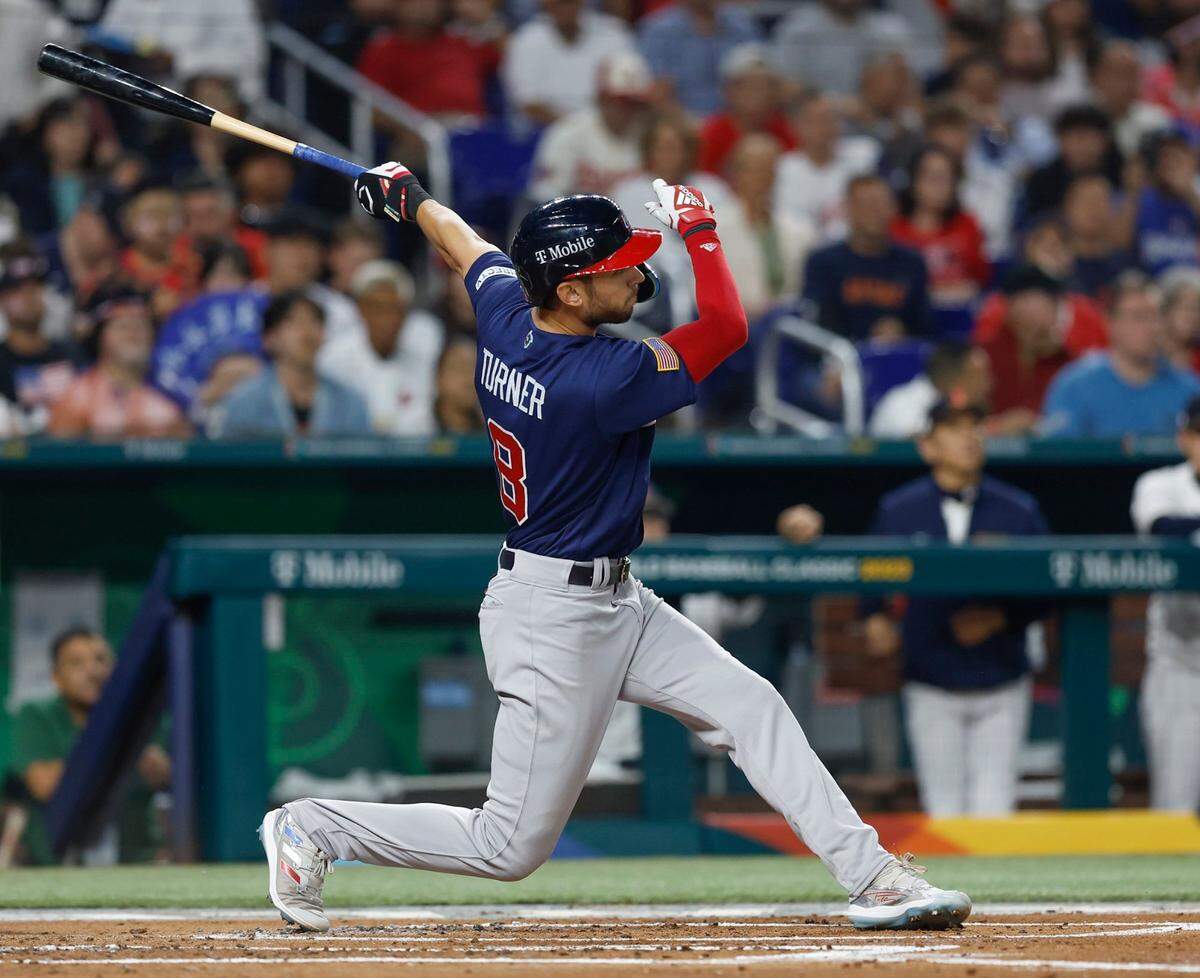 El torpedero de Estados Unidos Trea Turner batea un jonrón en el segundo inning del partido ante Japón en la final del Clásico Mundial de Béisbol, celebrado el 21 de marzo de 2023 en Miami.