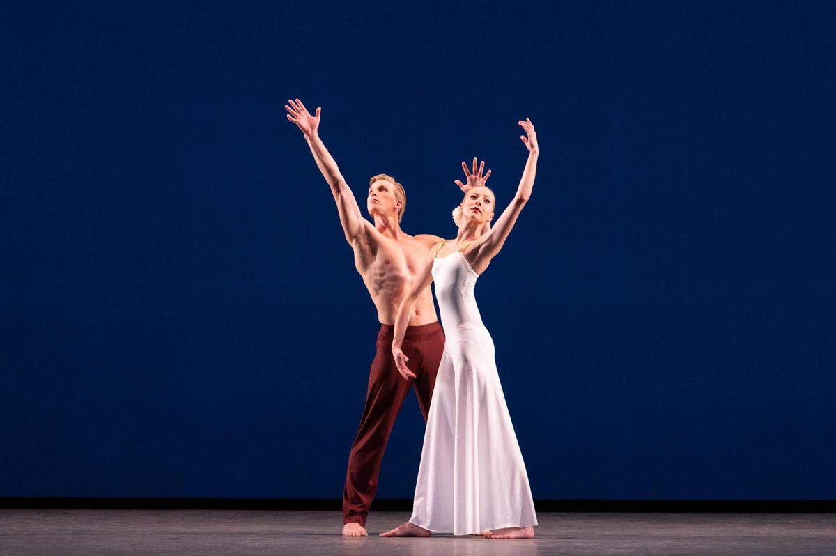 Chase Swatosh y Dawn Atkins en “Diversion of Angels”, coreografía de Martha Graham.