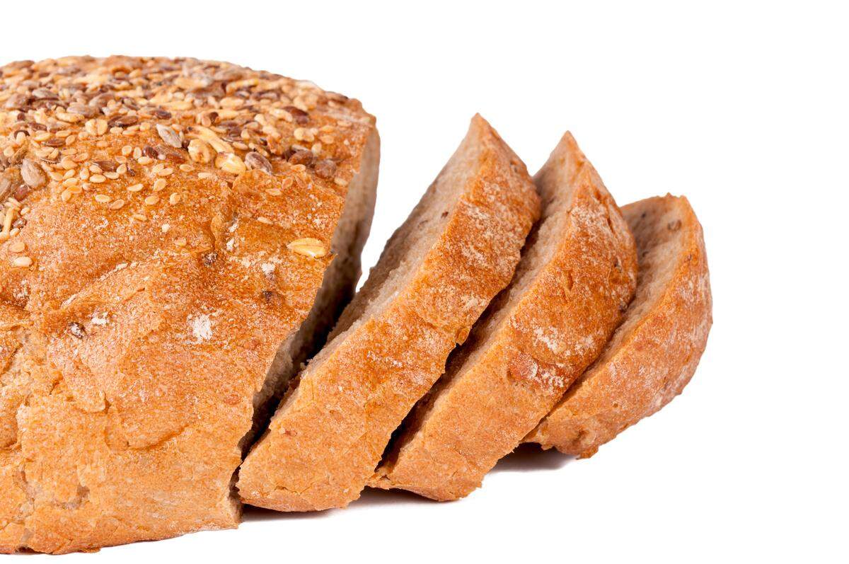 Hogaza y rodajas de pan integral que contienen gluten. Foto: IMEO.