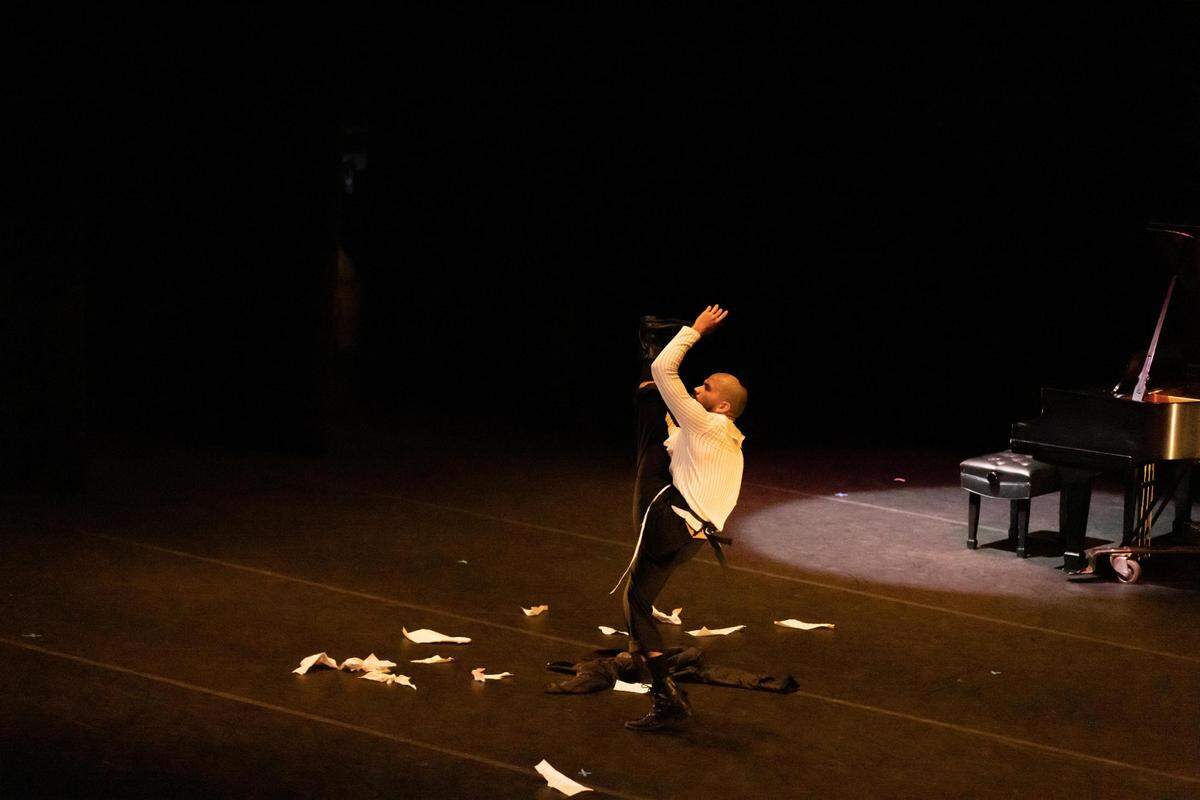 Enrique Villacreses, coreógrafo y cineasta de Miami, premiado y reconocido por su trabajo innovador en danza y cine.
