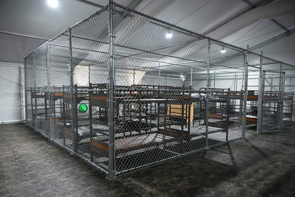 Camas dentro del centro de detención de migrantes, llamado “Alligator Alcatraz”, ubicado en el sitio del Aeropuerto de Entrenamiento y Transición Dade-Collie.