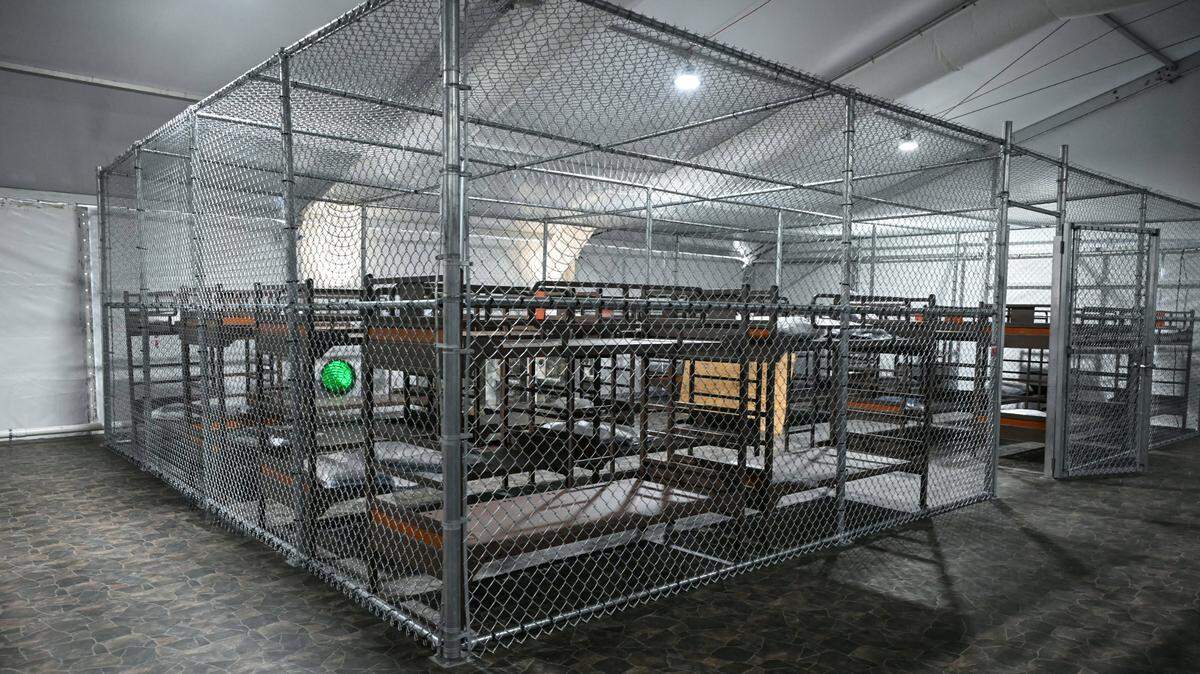 Camas dentro del centro de detención de migrantes, llamado “Alligator Alcatraz”, ubicado en el sitio del Aeropuerto de Entrenamiento y Transición Dade-Collie.