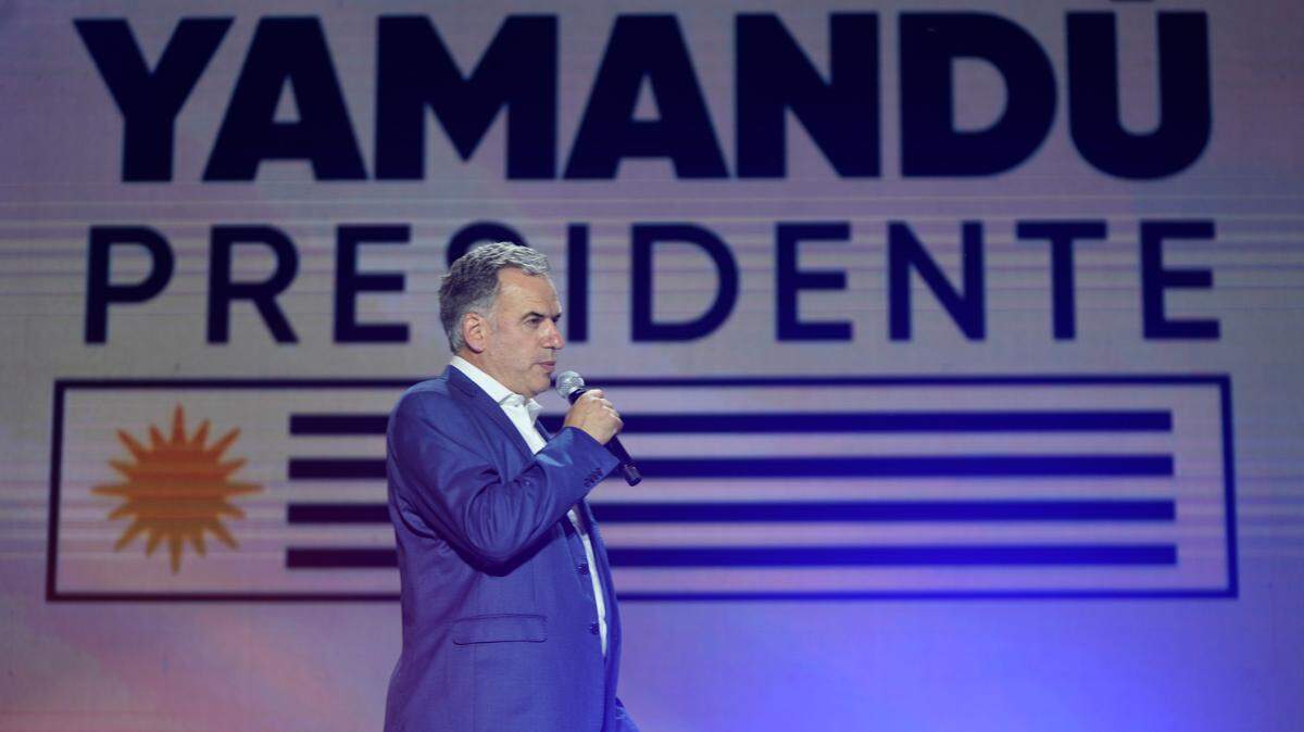 Yamandú Orsi, candidato presidencial de la coalición de oposición de izquierda Frente Amplio, pronuncia un discurso tras ganar las elecciones presidenciales en Montevideo, Uruguay, el 24 de noviembre de 2024.