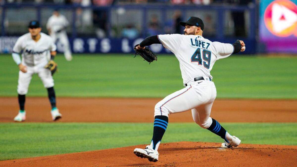 PABLO LOPEZ trabaja en la primera entrada del juego contra los Nacionales el 18 de mayo del 2022.