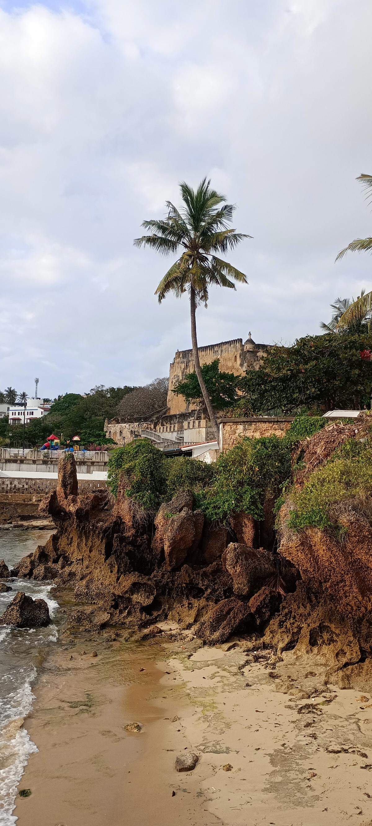 El fuerte Jesús recuerda la herencia portuguesa en el principal puerto del este africano.