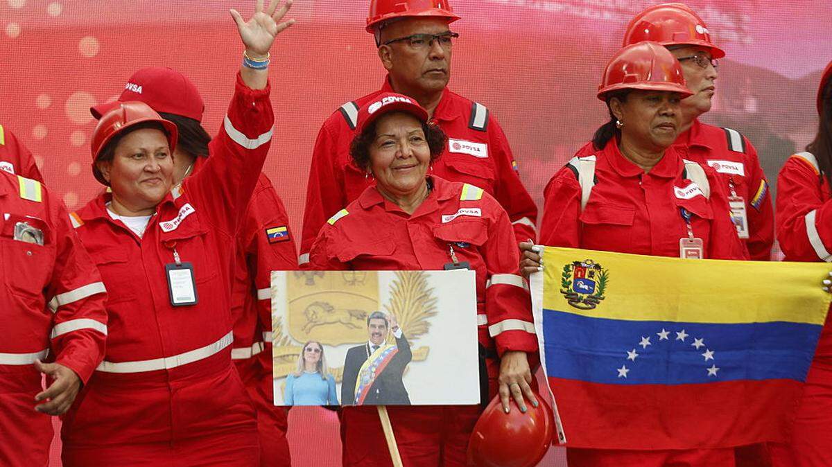 Trabajadores de la petrolera estatal venezolana PDVSA participan en una marcha convocada por el Partido Socialista Unido de Venezuela (PSUV) en apoyo a la Ley de Hidrocarburos y exigiendo la liberación del gobernante depuesto Nicolás Maduro, en Caracas el jueves 29 de enero de 2026.