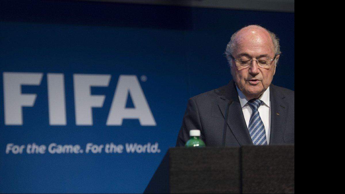 Sepp Blatter, presidente de la FIFA, anuncia que renunciará a la organización y que se llamará a nuevas elecciones, el martes 2 de junio de 2015, en Zurich, Suiza. 