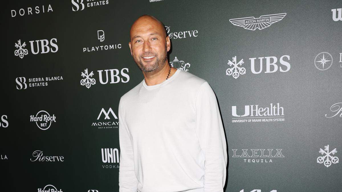 La leyenda de los Yankees Derek Jeter vendió su mansión en Coral Gables con una ganancia del doble por el que la compró en 2018. Ahora construye un complejo para su familia en Gables Estates. En la foto, Jeter en Reserve Cup Miami 2026 en Reserve Miami Seaplane el 22 de enero del 2026.