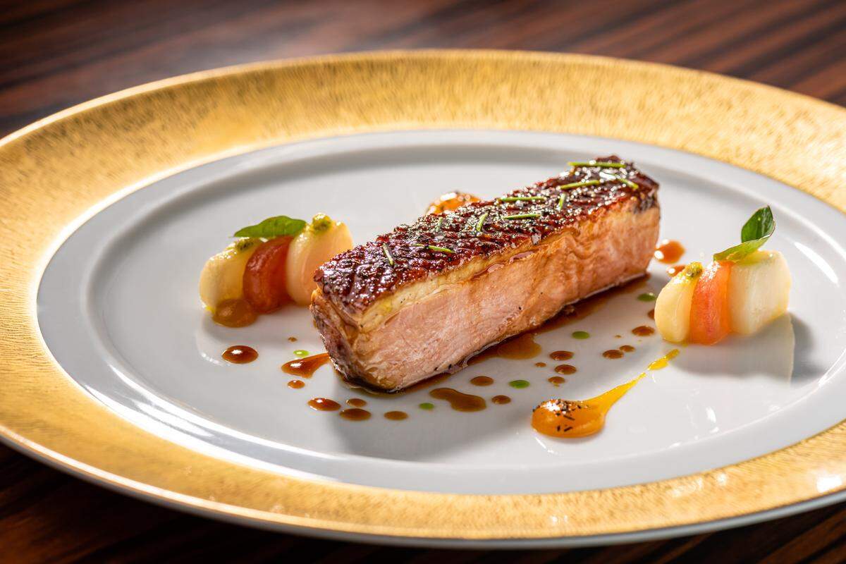 La Cannete: Pato Long Island condimentado, confit de naranja, pera asiática, nabo y sal de té.