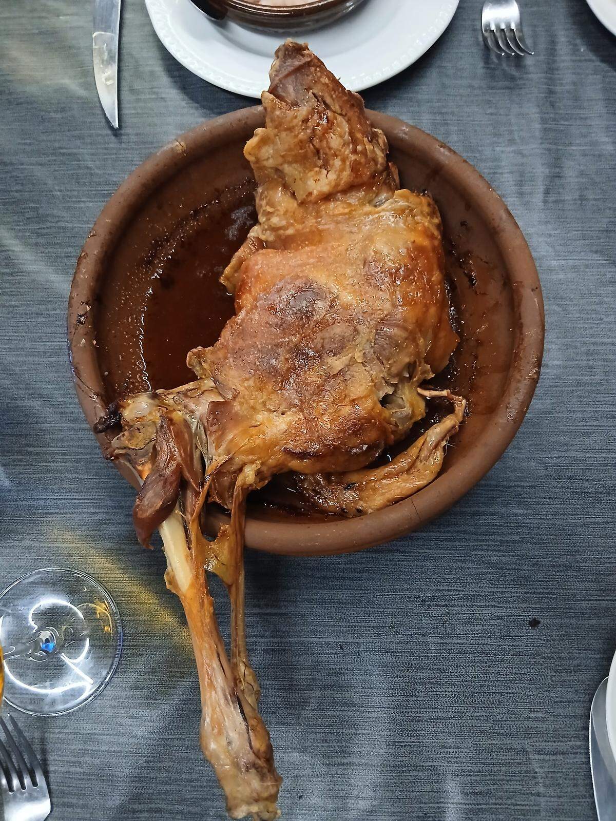 Una exquisitez, lechazo asado en Asador Molino de Palacios.