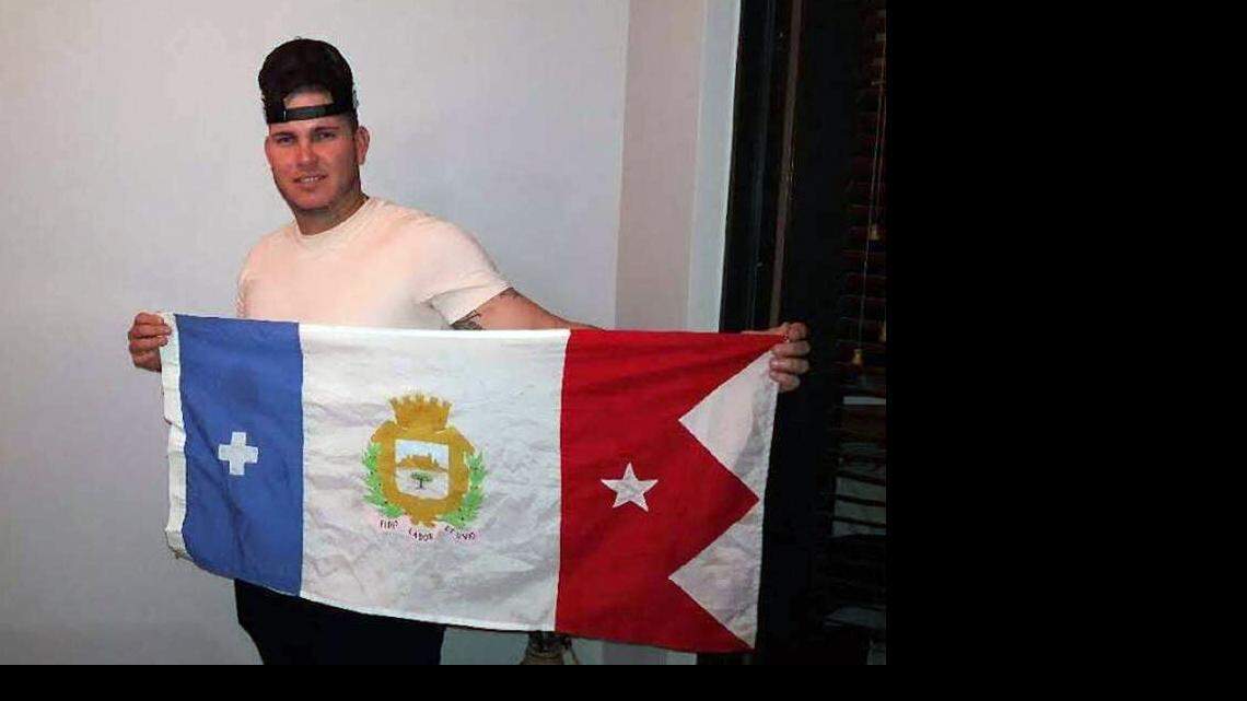 JORGE HERNANDEZ en Miami con la bandera de la provincia de Cienfuegos. Foto tomada el domingo 19 de marzo.   