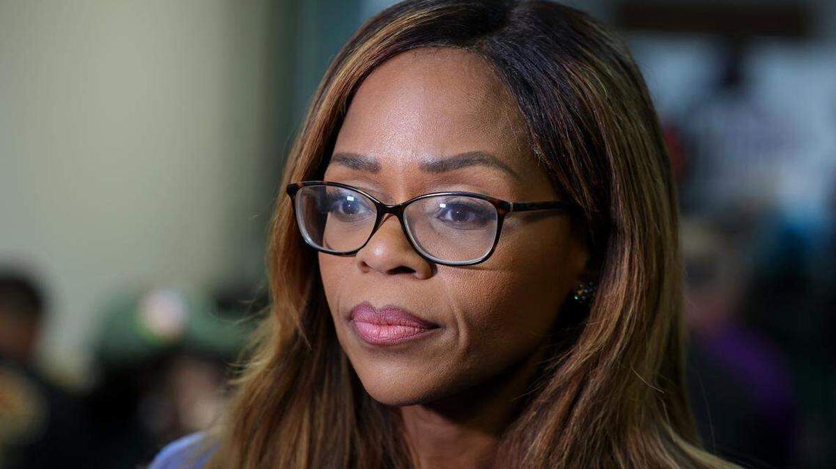 La representante estadounidense Sheila Cherfilus-McCormick concede una entrevista durante una conferencia de prensa y una vigilia en el Aeropuerto Internacional de Fort Lauderdale-Hollywood, instando a la administración Trump a extender el Estatus de Protección Temporal (TPS) para los inmigrantes haitianos, el 28 de enero de 2026.