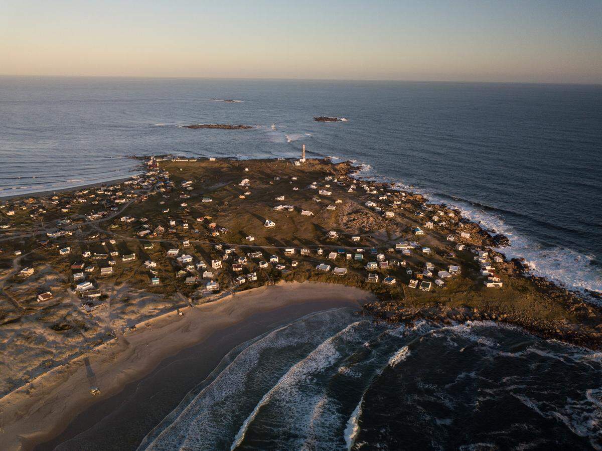 Cabo Polonio (Uruguay), forma parte de un parque nacional frente al que se extienden playas propias de una fotografía a las que baña el océano atlántico y en el que hay una reserva protegida de lobos marinos.