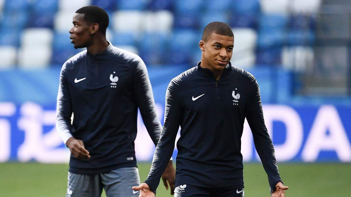 El mediocampista Paul Pogba (izq.) y el delantero Kylian Mbappé participan en un entrenamiento con Francia el 5 de julio de 2018 en Nizhny Novgorod, Rusia.