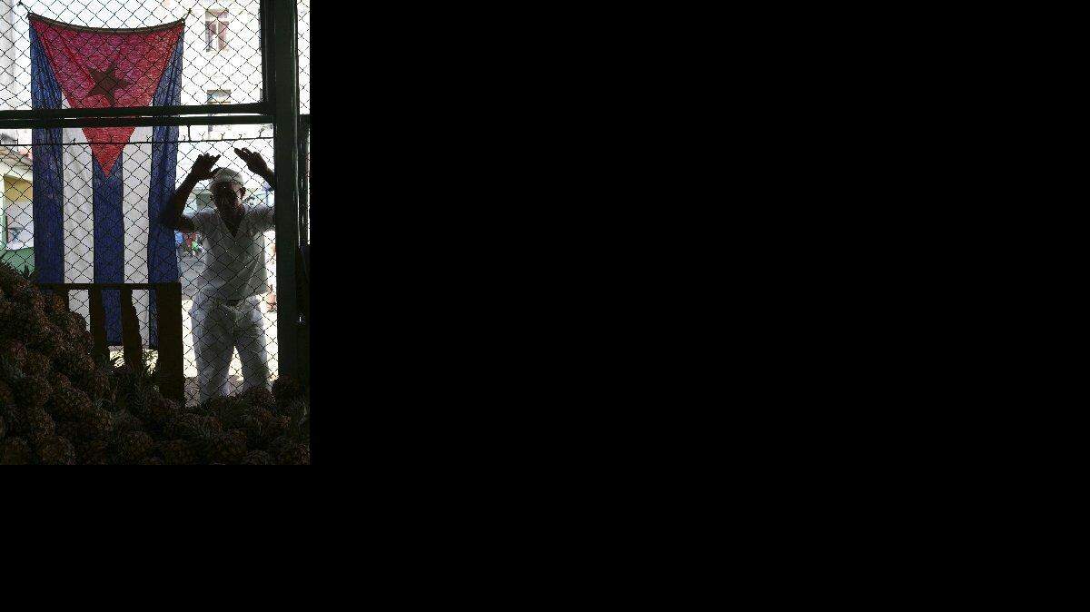 En esta imagen de archivo del 2008, un hombre se asoma a un agromercado en La Habana.  Medios informativos oficiales han 
calificado de muy grave la crisis económica y de liquidez.
