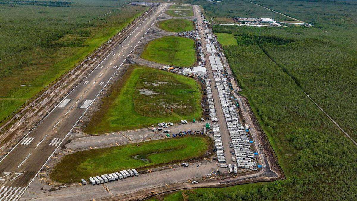 Vista aérea de la pista y las estructuras, incluyendo gigantescas carpas, construidas en el recién inaugurado centro de detención de migrantes Alligator Alcatraz, ubicado en el sitio del Aeropuerto de Entrenamiento y Transición Dade-Collier en Ochopee, Florida, el viernes 4 de julio de 2025.