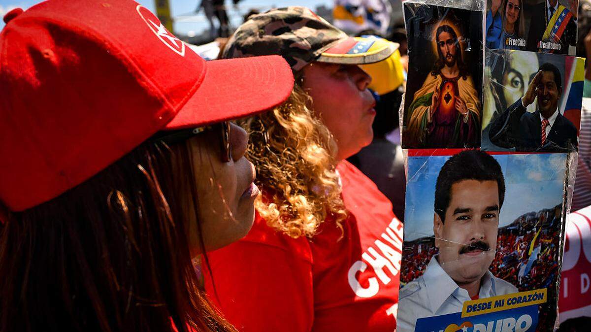Un partidario del gobierno sostiene una pancarta con imágenes de Nicolás Maduro en la Plaza Venezuela durante una protesta como parte del Día de la Juventud Venezolana, el 12 de febrero de 2026 en Caracas, Venezuela.
