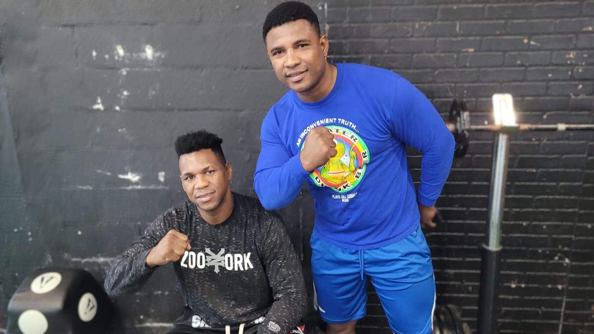 Leonardo Perdomo (der.) junto a su compatriota Lenier Peró en el gimnasio donde comparte con el profesor Pedro Roque.