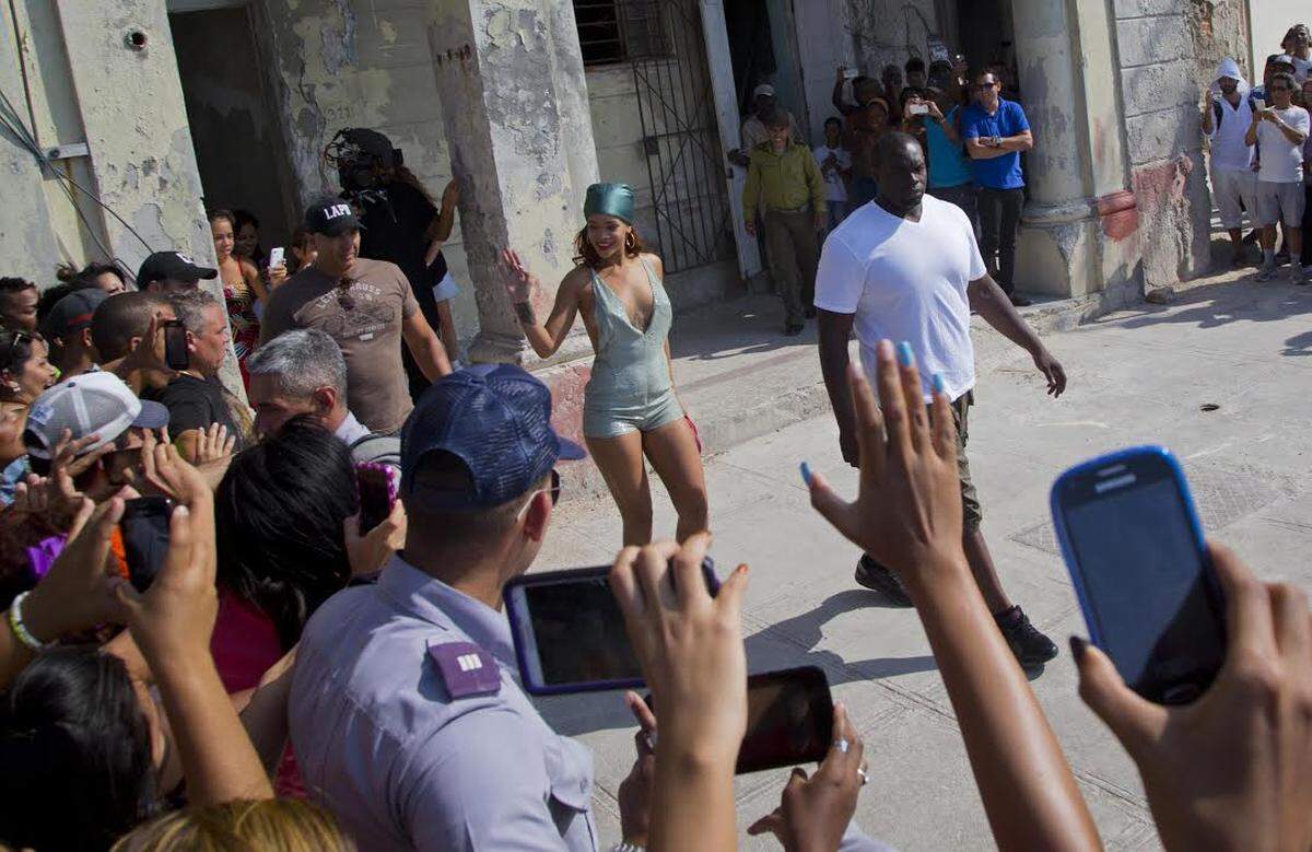 Rihanna saludando a sus fanático durante durante su visita a La Habana en el 2015.