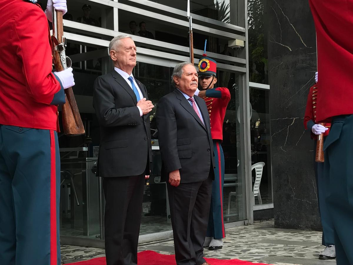 El secretario de Defensa de Estados Unidos, Jim Mattis (izq) y el ministro de Defensa de Colombia, Guillermo Botero, en el Ministerio de Defensa de Bogotá el 17 de agosto del 2018.