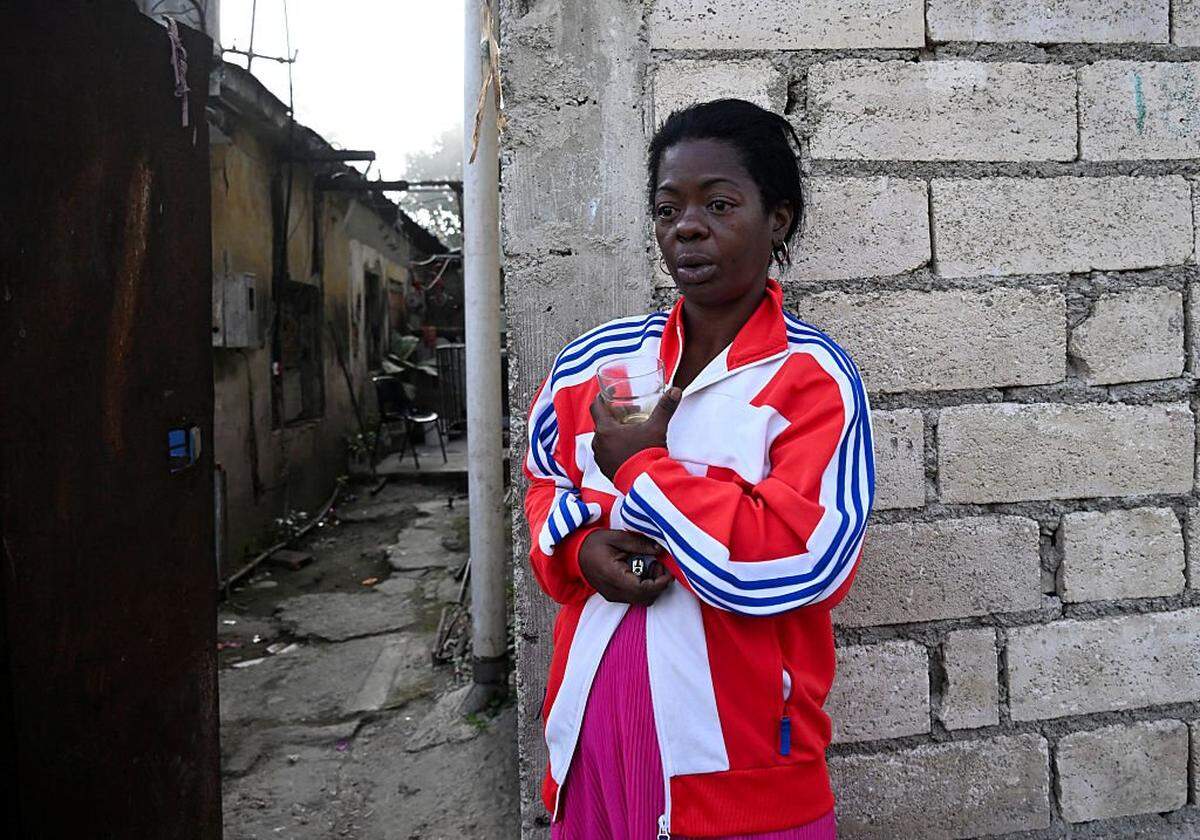 La cubana Yusmila Robledo, esposa de un preso político de las protestas del 11 de julio, espera noticias sobre la posibilidad de la liberación de su esposo en su hogar, en el barrio de La Güinera, en La Habana, el 13 de marzo de 2026. El presidente de Cuba, Miguel Díaz-Canel, confirmó el 13 de marzo de 2026 que “funcionarios cubanos han mantenido recientemente conversaciones” con representantes de Estados Unidos, en medio de una escalada de tensiones entre Washington y La Habana.