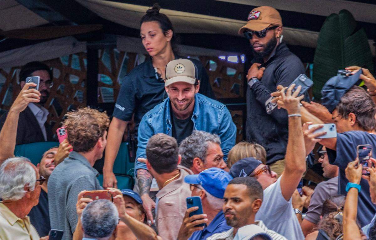 El delantero del Inter Miami Lionel Messi saluda a los fanáticos que acudieron a ver el partido de semifinal del Miami Open entre Novak Djokovic y Grigor Dimitrov, el viernes en el Hard Rock Stadium de Miami Gardens.