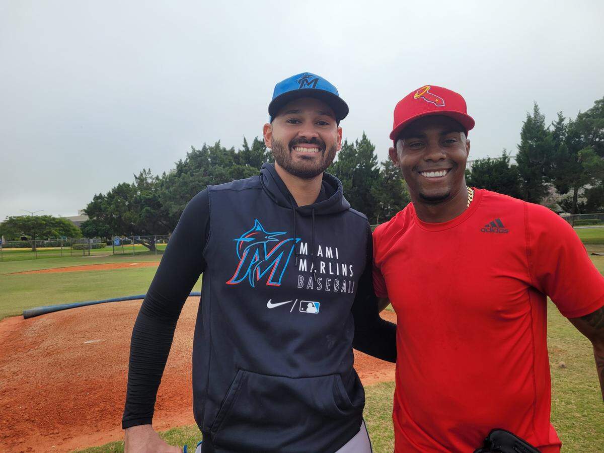 Pablo López (izq.) entrena junto al cubano Raisel Iglesias en Miami.