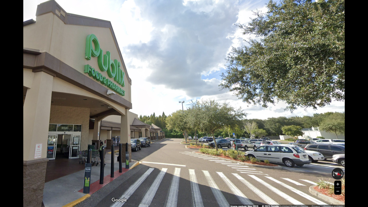 Un hombre ataca a mujer en el estacionamiento de un supermercado Publix en Florida, pero unos buenos samaritanos lo detuvieron hasta que llegó la policía.
