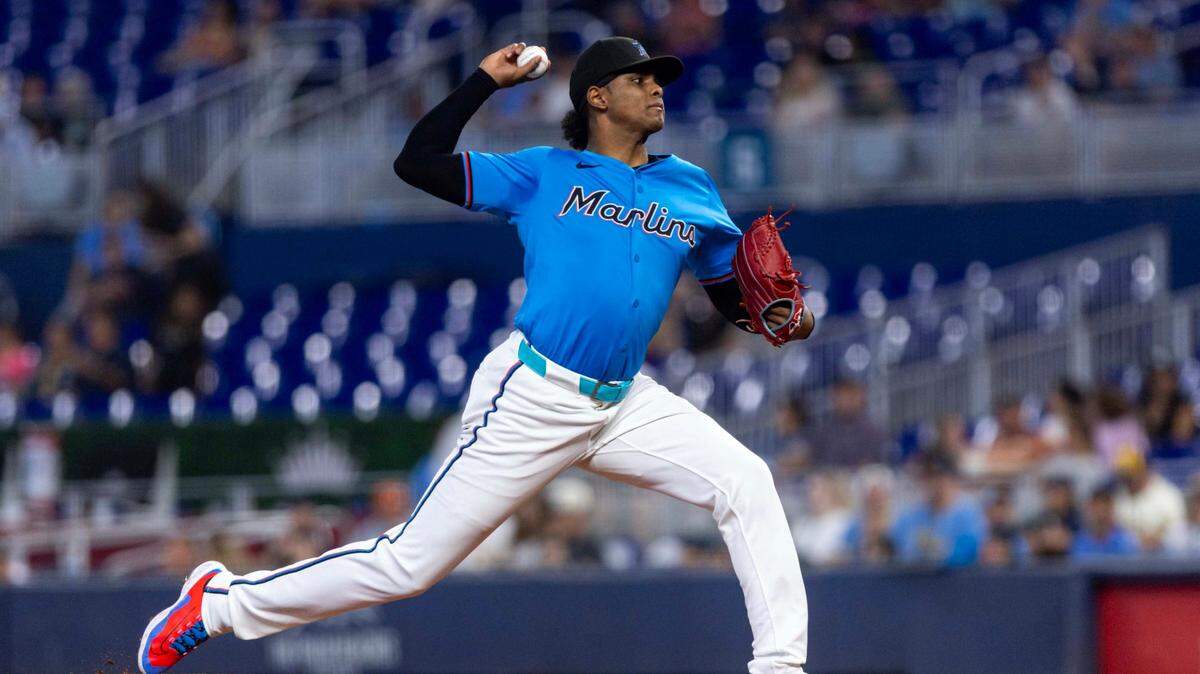 El abridor de los Marlins Edward Cabrera lanza en el primer inning del partido ante los Cerveceros de Milwaukee, celebrado el 6 de julio de 2025 en Miami.