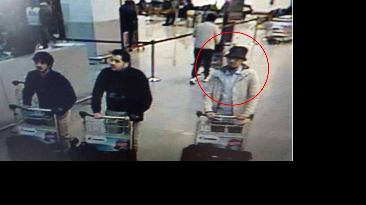 Foto distribuida por la policía de Bélgica que muestra a los sospechosos del atentando terrorista en el Aeropuerto de Bruselas, en Zaventem.