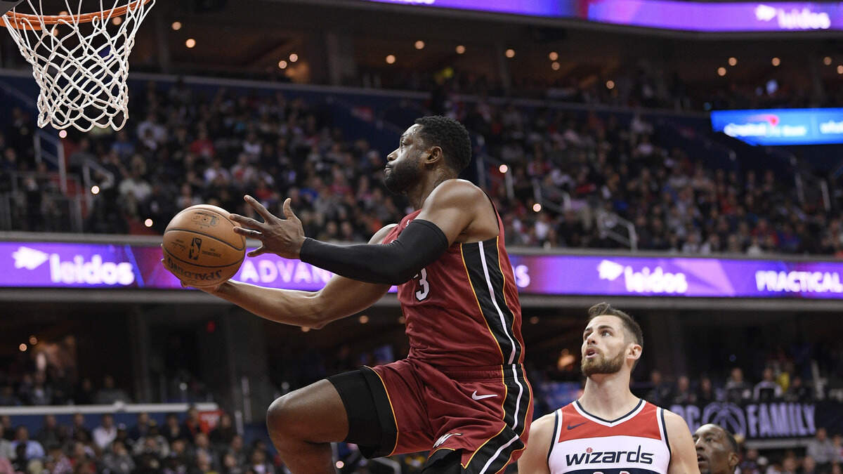 El escolta del Heat Dwyane Wade entra al aro ante la defensa de los Wizards, en el partido celebrado el 18 de octubre de 2018 en Washington.