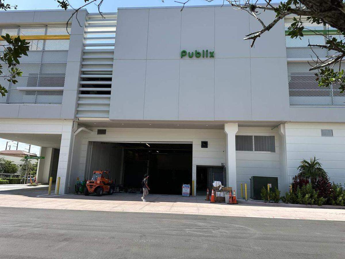 Una zona de carga y un estacionamiento se ven en la parte trasera del próximo Riviera Plaza Publix en Coral Gables, a medida que la construcción comienza a finalizar un mes antes de la apertura prevista para el 25 de septiembre de 2025.
