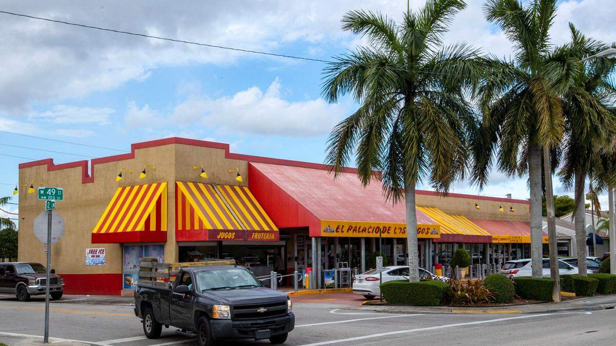 Una vista de la calle de El Palacio de los jugos en 1275 West 49 St., en Hialeah, la Florida, el 12 de mayo de 2022.