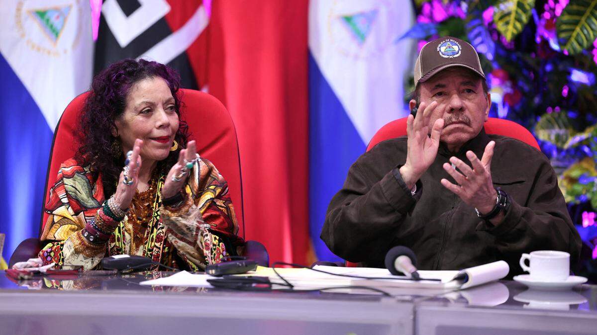Foto de archivo. El comandante sandinista Bayardo Arce, asesor económico del presidente Daniel Ortega (der.) fue encarcelado este jueves luego de que el gobierno anunciara que lo investigaba por corrupción, informaron medios nicaragüenses en el exilio.
