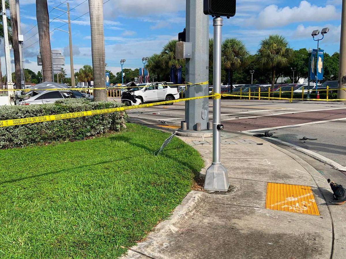 Choque de tres autos, un conductor que se dio a la fuga y un hombre muerto es el saldo de un grave accidente en estacionamientode una farmacia Walgreens en Miami.