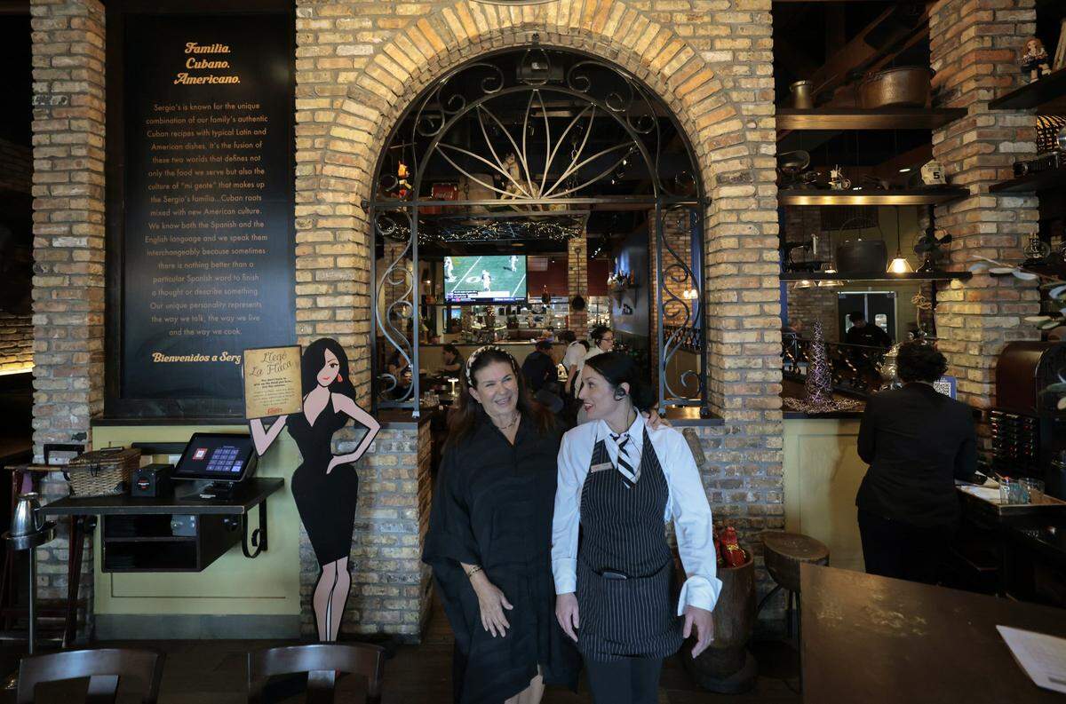 Blanca Cabrera, fundadora del restaurante Sergio’s, en el vestíbulo con un empleado de Sergio’s en Kendall. The local restaurant chain is celebrating it’s 50th Anniversary in Miami, Florida, on Wednesday, September 24, 2025. 