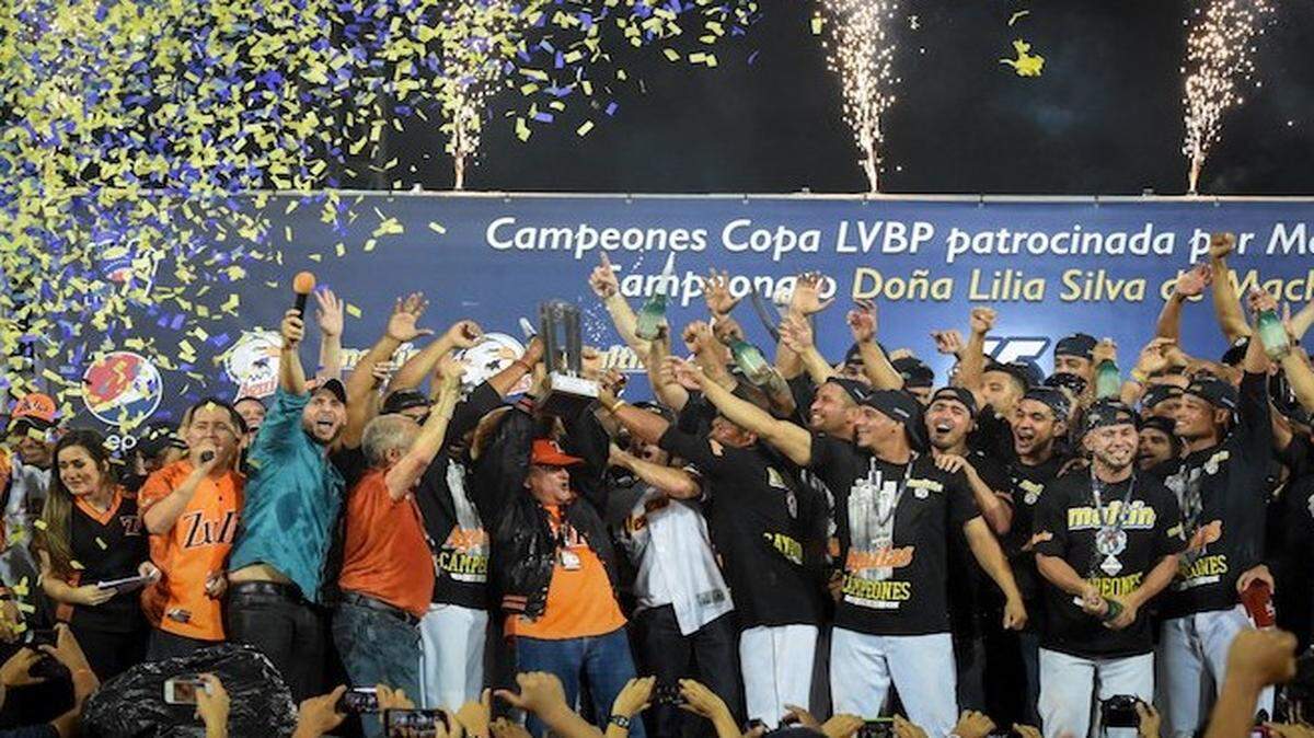 Las Águilas del Zulia celebran luego de vencer a los Cardenales de Lara en el quinto partido de la final de la liga profesional venezolana de béisbol, el 25 de enero del 2016.