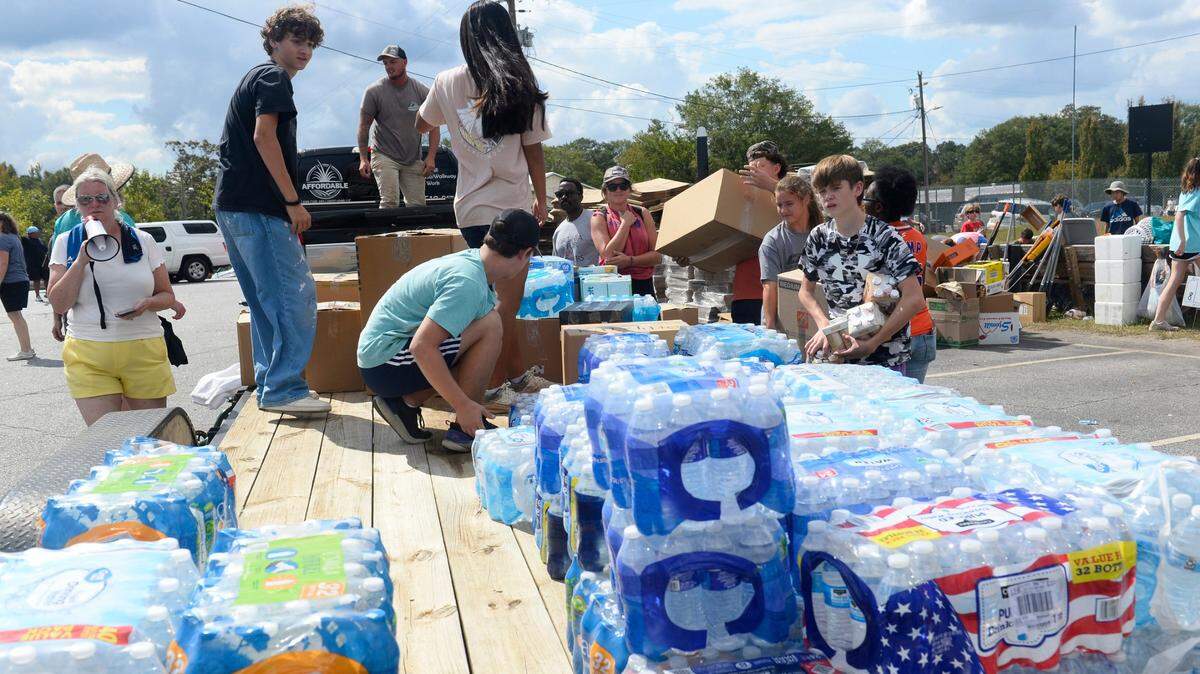 Varias organizaciones y restaurantes realizan una recolección de alimentos, productos de higiene y otras provisiones para ayudar a las comunidades del oeste de Carolina del Norte, el jueves 3 de octubre de 2024, en el Greenville Downtown Airport, Carolina del Sur.