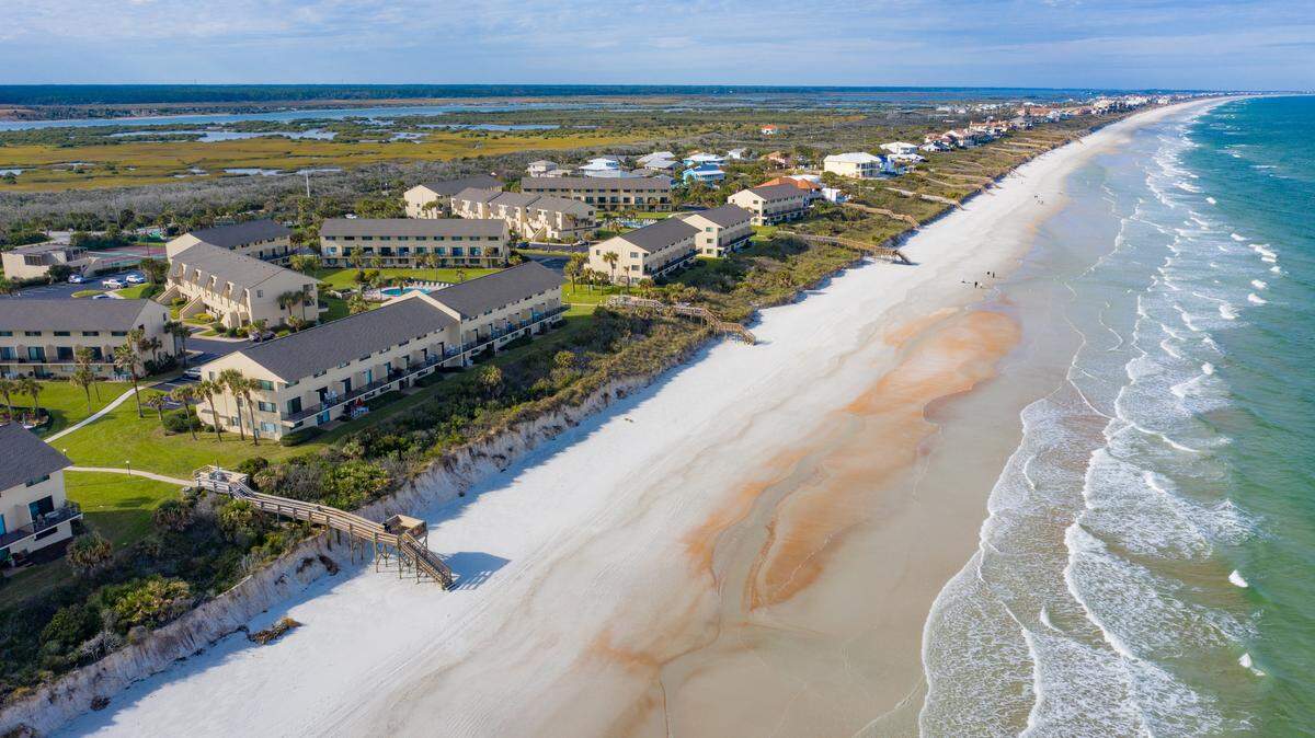 Vista de edificios de condominios en la costa Atlántica, cerca de St. Augustine, Florida.