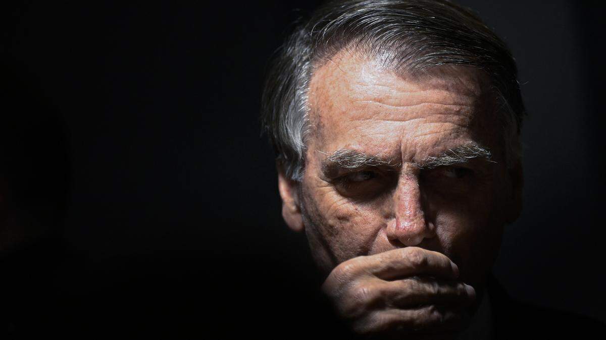 El ex presidente brasileño Jair Bolsonaro comparece ante el juez del Supremo Tribunal Federal, Alexandre de Moraes, durante su juicio en la Corte Suprema, junto a otros acusados por un presunto complot para mantenerse en el poder tras su derrota en las elecciones de 2022, en Brasilia, Brasil, el martes 10 de junio de 2025.