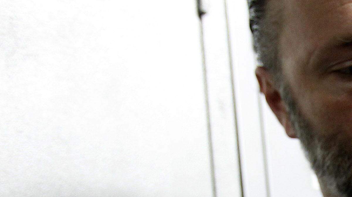 El zoólogo Enrique González, coordinador del Programa de Investigación de Murciélagos de Uruguay, habla durante una entrevista hoy, domingo 9 de noviembre de 2014, en Montevideo (Uruguay). El concentrado de fósforo y nitrógeno presente en los excrementos de murciélago acelera la floración de las plantas, una propiedad conocida por los productores de marihuana y que ahora estudia un grupo uruguayo de investigadores con el objeto de comercializarlo como abono orgánico. "No tiene nada que ver con la marihuana, es fertilizante", aseguró González.