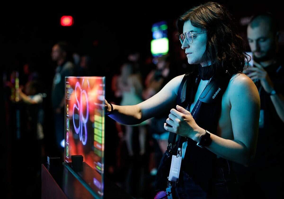 Los visitantes experimentan Dataland, el “primer Museo de Artes de IA del mundo”, el día de su inauguración el 20 de junio de 2026 en Los Ángeles, California. El museo muestra experiencias artísticas en evolución multisensorial de 360 grados que incorporan 1,500 millones de píxeles y está ubicado dentro del complejo Grand LA diseñado por Frank Gehry.