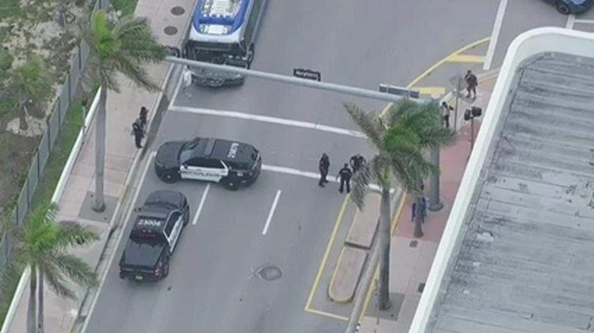 La policía bloquea la avenida Collins, cerca de la calle 67 en Miami Beach, la mañana del viernes 5 de junio de 2026, tras un tiroteo.