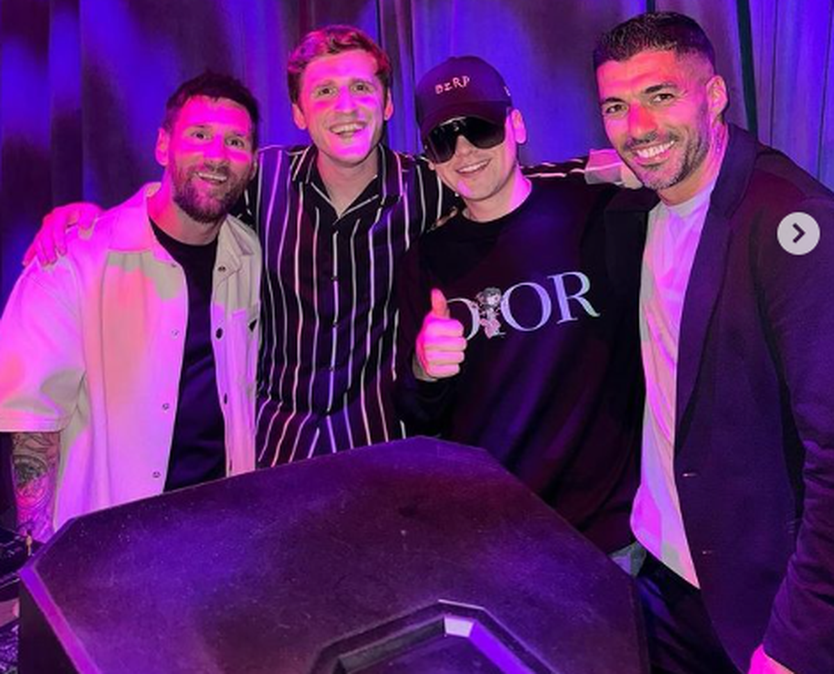 Lionel Messi, Louta, Bizarrap y Luis Suárez (de izq. a der.) posan el sábado en el restaurante Gekko en Miami.