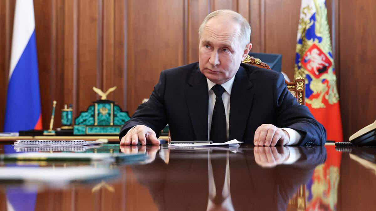 El presidente de Rusia, Vladimir Putin, durante una reunión con el gobernador de la región de Kherson, Vladimir Saldo, en el Kremlin de Moscú el 25 de junio de 2024.
