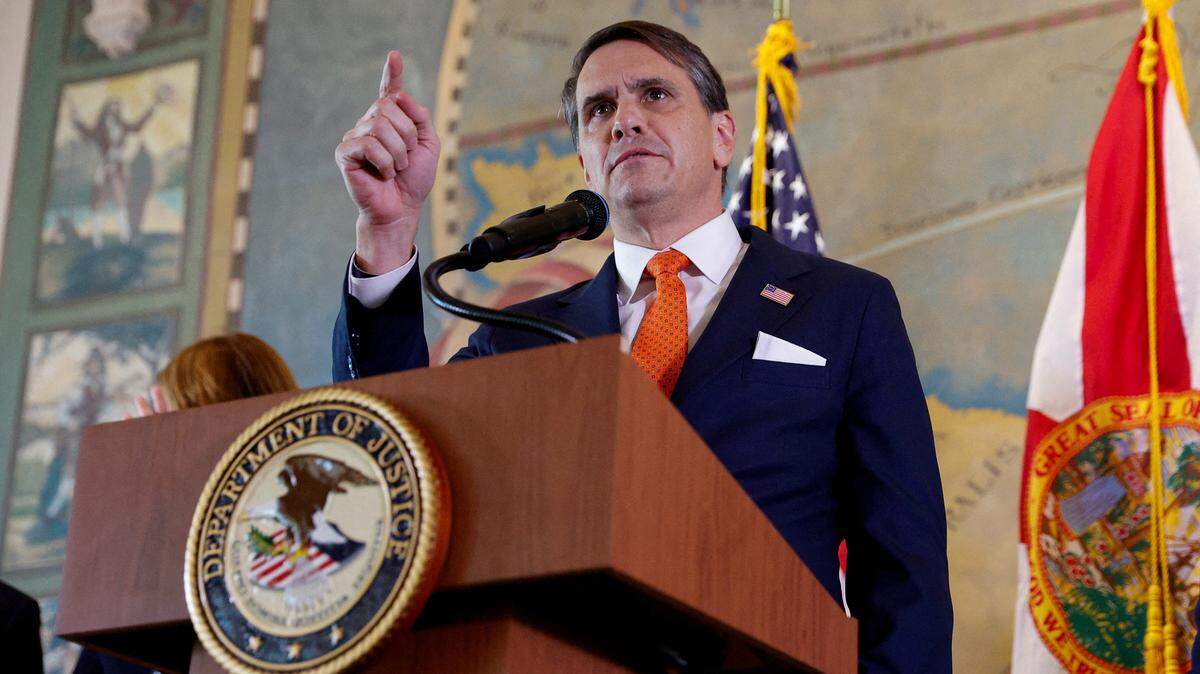 FOTO DE ARCHIVO: El fiscal general interino de EEUU, Todd Blanche. El Departamento de Justicia de Estados Unidos anunció el jueves que esta semana incorporó al mayor grupo de nuevos jueces de inmigración de la historia de la agencia, mientras el Gobierno se dispone a reponer el sistema de tribunales de inmigración con personas a las que denomina “jueces de deportación”.