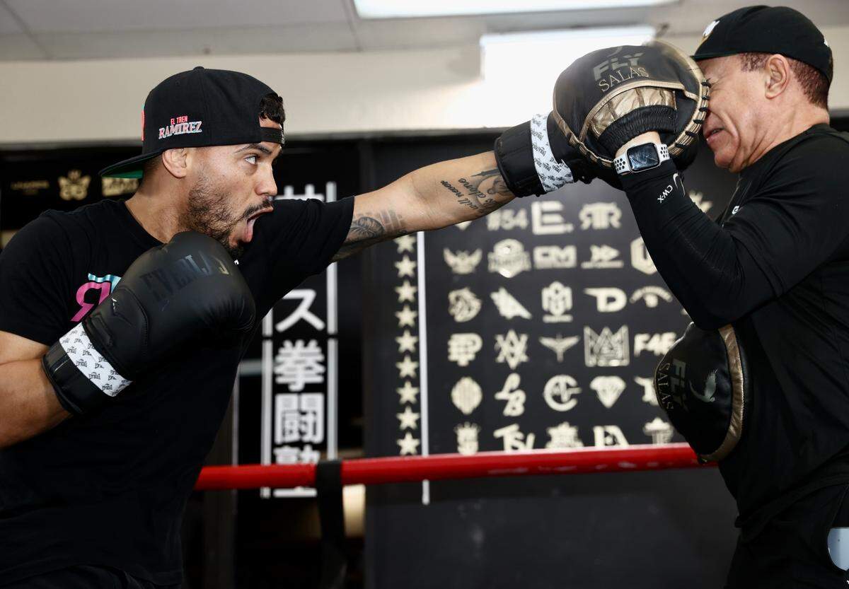 Robeisy Ramírez durante entrenamiento con su preparador Ismael Salas. 