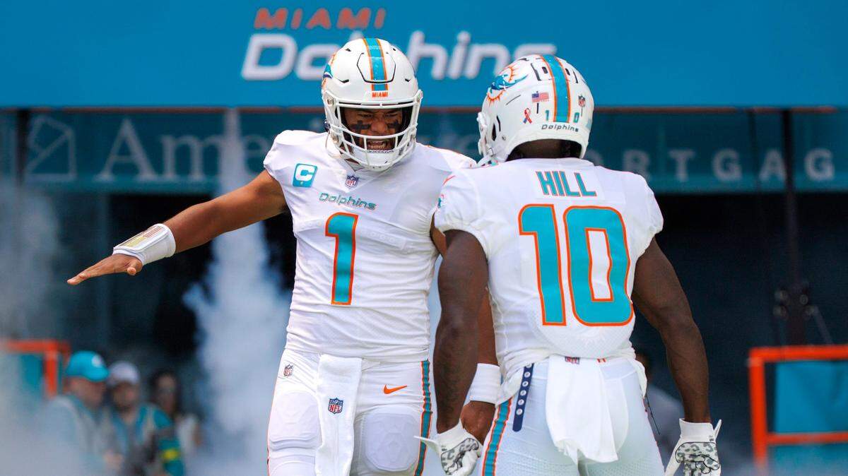 El quarterback de los Dolphins Tua Tagovailoa y el wide receiver Tyreek Hill son dos protagonistas en la ofensiva del equipo de Miami.