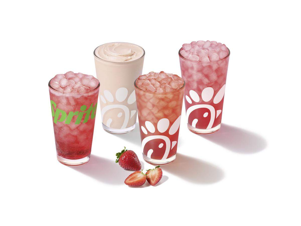 Varias combinaciones de bebidas a base de Flor de Jamaica y Fresa en Chick-fil-A